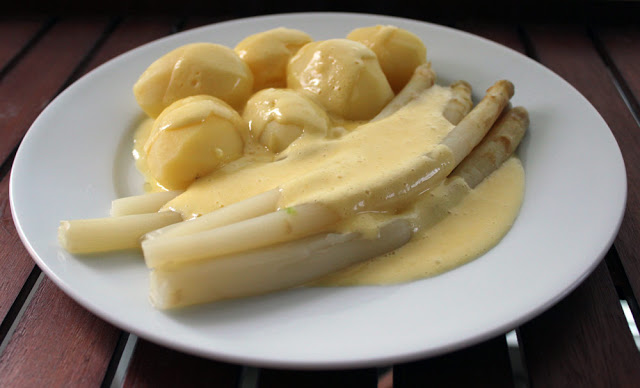 Sauce Hollandaise - A classic of asparagus and boiled potatoes fresh, homemade hollandaise sauce with asparagus and potatoes